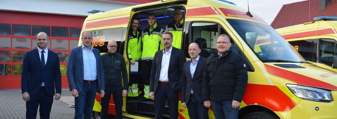 Gro&szlig;er Bahnhof bei der Fahrzeug-&Uuml;bergabe mit Vertretern von Landkreis und Rettungsdienstgesellschaft sowie B&uuml;rgermeistern und unserem Verkaufsberater Hanjo Lautenschl&auml;ger (rechts), der als fachlicher Berater fungierte.