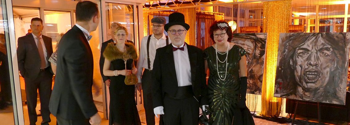 Die Goldenen Zwanziger wurden in den Outfits vieler G&auml;ste wieder lebendig.