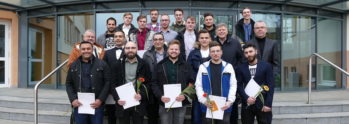 Letztes Klassenfoto vor dem Staatlichen Berufsschulzentrum f&uuml;r die Klasse Kfz-Technik 16 b. Nun sind die einstigen Azubis sie Gesellen.