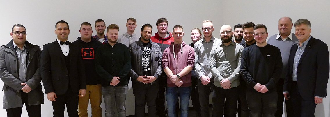 Nach den Zeugnissen gab es im Betrieb gleich noch die Arbeitsvertr&auml;ge und den Gl&uuml;ckwunsch vom Chef.