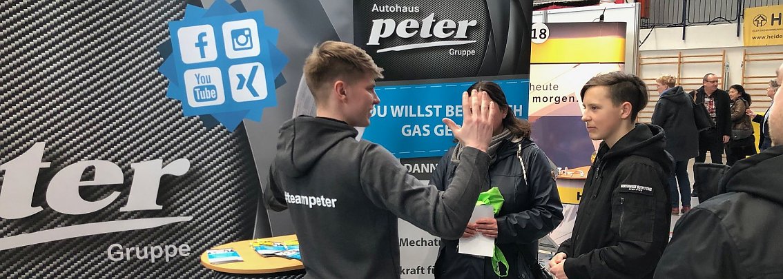 Mechatroniker-Azubi Michael H&auml;rter (links) erkl&auml;rte den interessierten M&auml;dchen und Jungen nicht nur seine Ausbildung, sondern veranschaulichte auch Prozesse aus der Kfz-Werkstatt.