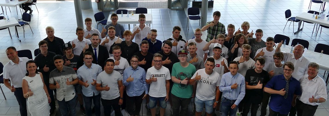 "Herzlich willkommen zur Ausbildung in der Autohaus-Peter-Gruppe!", rufen wir unseren neuen Auzubis zu und begr&uuml;&szlig;en sie recht herzlich.