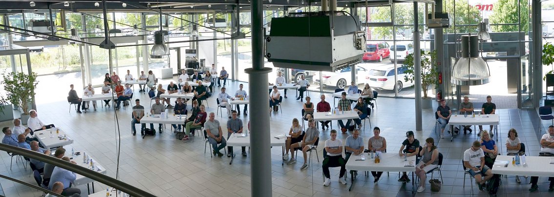 Aus allen 15 St&auml;dten waren die neuen Azubis mit ihren Eltern zur Begr&uuml;&szlig;ungsveranstaltung nach Nordhausen gekommen.