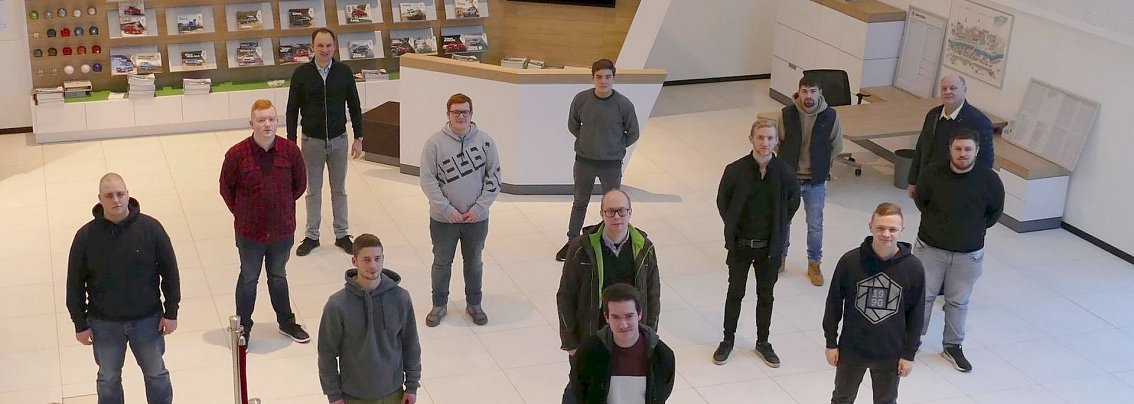 Elf frischgebackene Kfz-Mechatroniker-Gesellen erhielten jetzt ihre Arbeitsvertr&auml;ge und verst&auml;rken nun die Werkst&auml;tten der Peter-Gruppe in Th&uuml;ringen und S&uuml;d-Niedersachsen. Die Gesch&auml;ftsf&uuml;hrer Helmut Peter (rechts) und Andreas Peter (hinten) freut&acute;s. 