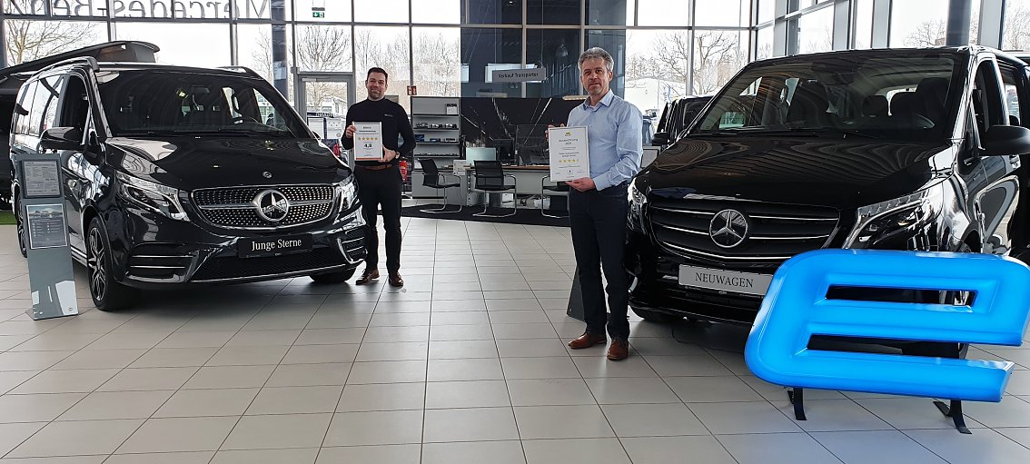 Verkaufsleiter Nfz Frank Hentschel und Teamleiter Trapo GW Kevin Gerstmann GW mit den Auszeichnungen f&uuml;r die Peter Autozentrum Anhalt GmbH