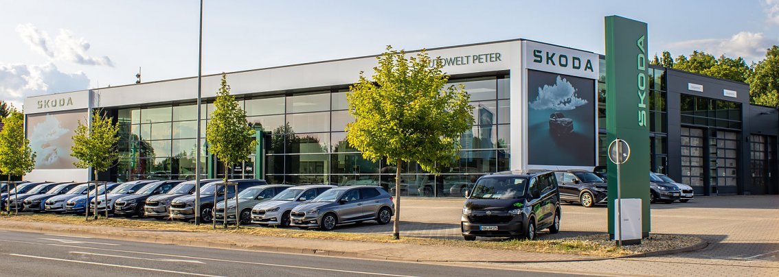 Moderne �koda-Autowelt Peter in Nordhausen mit gro&szlig;er Glasfassade und gr&uuml;nem Eingangsrahmen