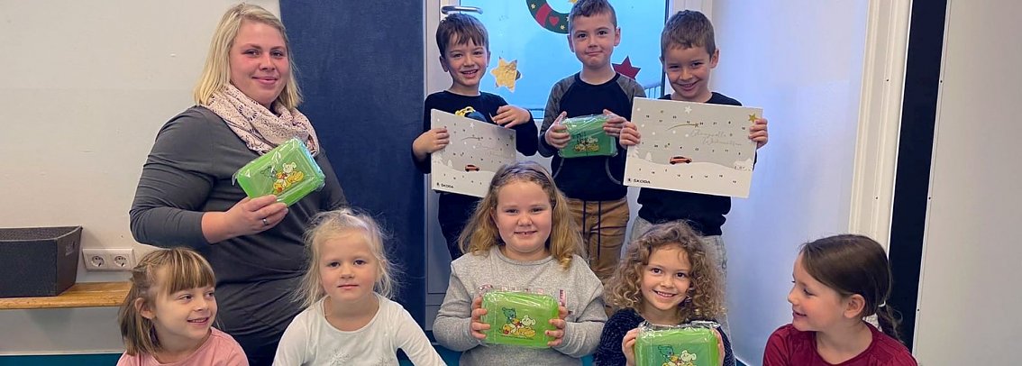Sch&ouml;ne Bescherung schon vor Weihnachten! F&uuml;r ihre kreativen Basteleien, die nun unsere �koda-Tanne zieren, erhielten die Jungen und M&auml;dchen der DRK-Kita "Sonnenschein" und Erzieherin Victoria Wedler ein kleines Dankesch&ouml;n in Form von Weihnachtskalendern, Brotb&uuml;chsen und S&uuml;&szlig;igkeiten. 