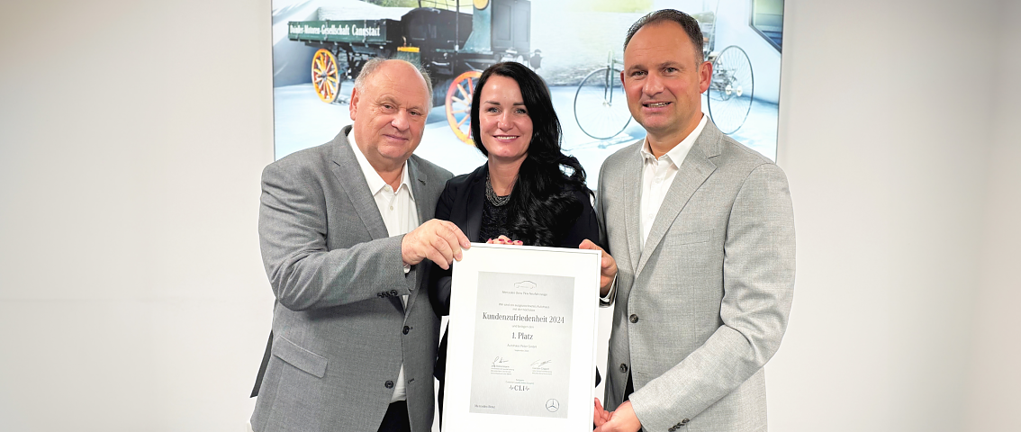 Die Gesch&auml;ftsf&uuml;hrer der Autohaus Peter GmbH � Helmut Peter, Christina Dost und Andreas Peter (von links nach rechts) � pr&auml;sentieren stolz die Urkunde f&uuml;r den 1. Platz in der Kategorie Kundenzufriedenheit 2024. 