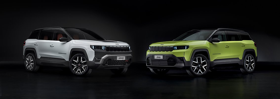 Zwei neue Jeep Compass SUV-Modelle nebeneinander vor schwarzem Hintergrund � links in Wei&szlig;, rechts in auff&auml;lligem Neongr&uuml;n, beide mit modernen LED-Frontscheinwerfern und markantem K&uuml;hlergrill.