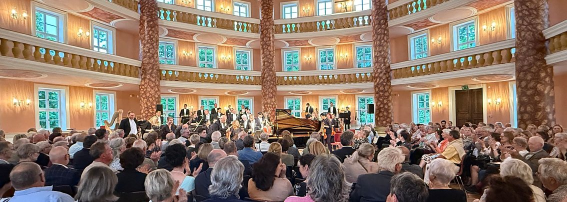 Gut besuchter Konzertabend mit dem Loh-Orchester im historischen Achteckhaus Sondershausen, G&auml;ste applaudieren vor eindrucksvoller Kulisse.