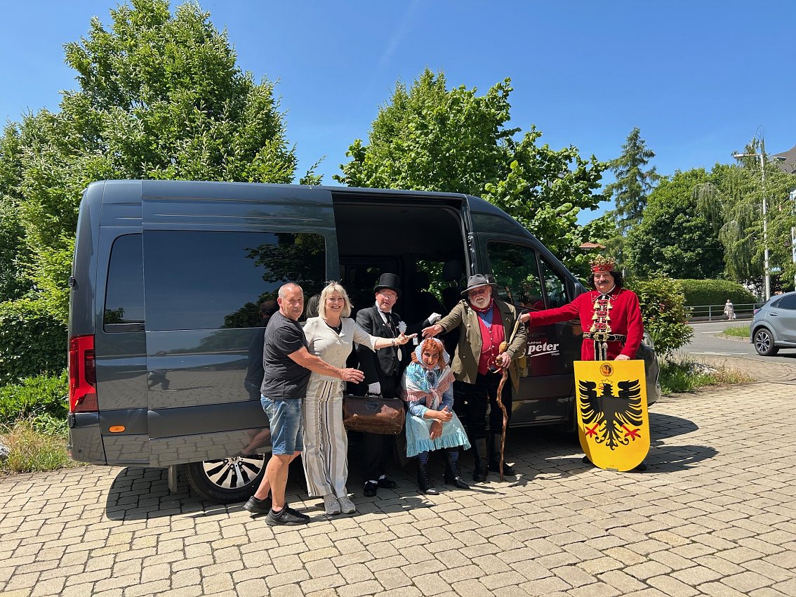 Die Rolandgruppe in historischen Kost&uuml;men steht mit einer Vertreterin des Autohaus Peter und einem Fahrer vor einem Mercedes-Benz Sprinter. &Uuml;bergabe des Fahrzeugschl&uuml;ssels f&uuml;r die traditionelle Tour durch die Altenheime zum Rolandsfest.