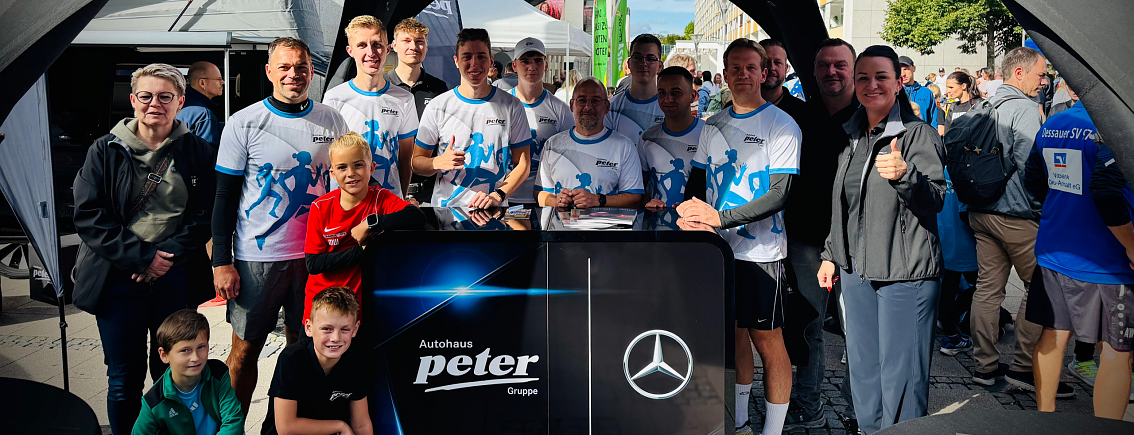 Team Foto vor unserem Autohaus Peter Stand.