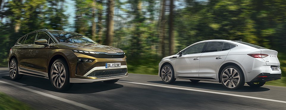 2x Skoda Enyaq, 1x wei&szlig;, 1x gr&uuml;n, aus verschiedenen Perspektiven