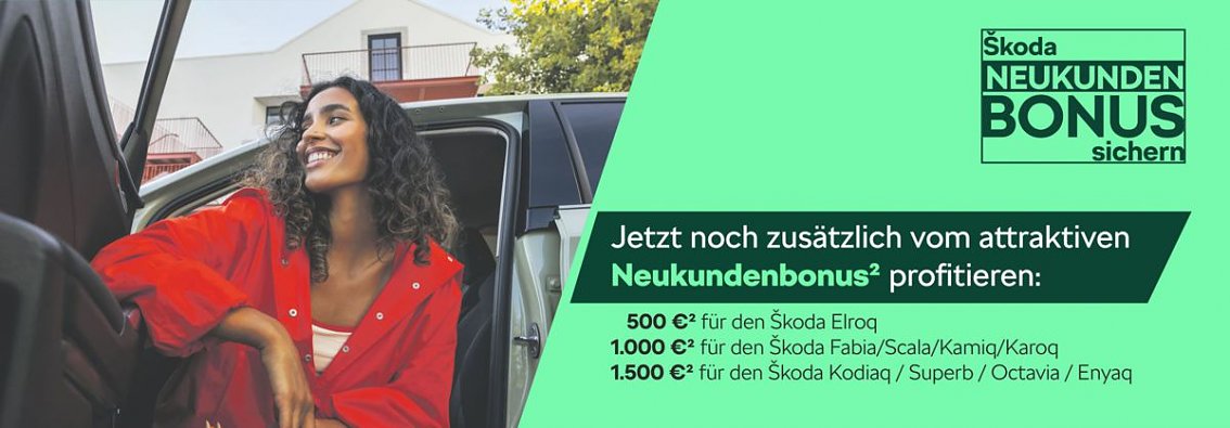 Frau steigt l&auml;chelnd in ein Auto ein, daneben Hinweis auf �koda Neukundenbonus mit Pr&auml;mien f&uuml;r verschiedene Modelle.