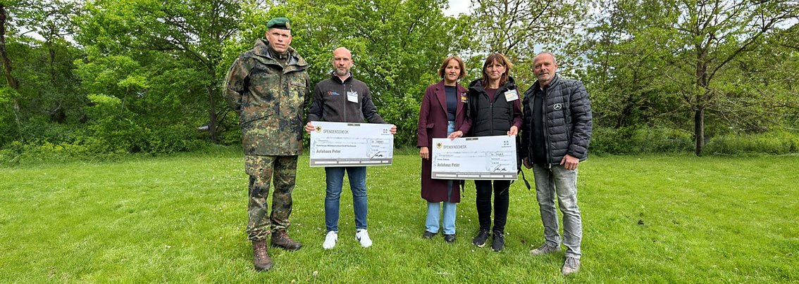 Spenden&uuml;bergabe mit gro&szlig;en Schecks