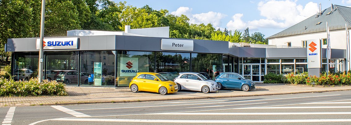 Modernes Autohaus in Nordhausen mit gro&szlig;en Glasfassaden, mehreren geparkten Fiat-Fahrzeugen