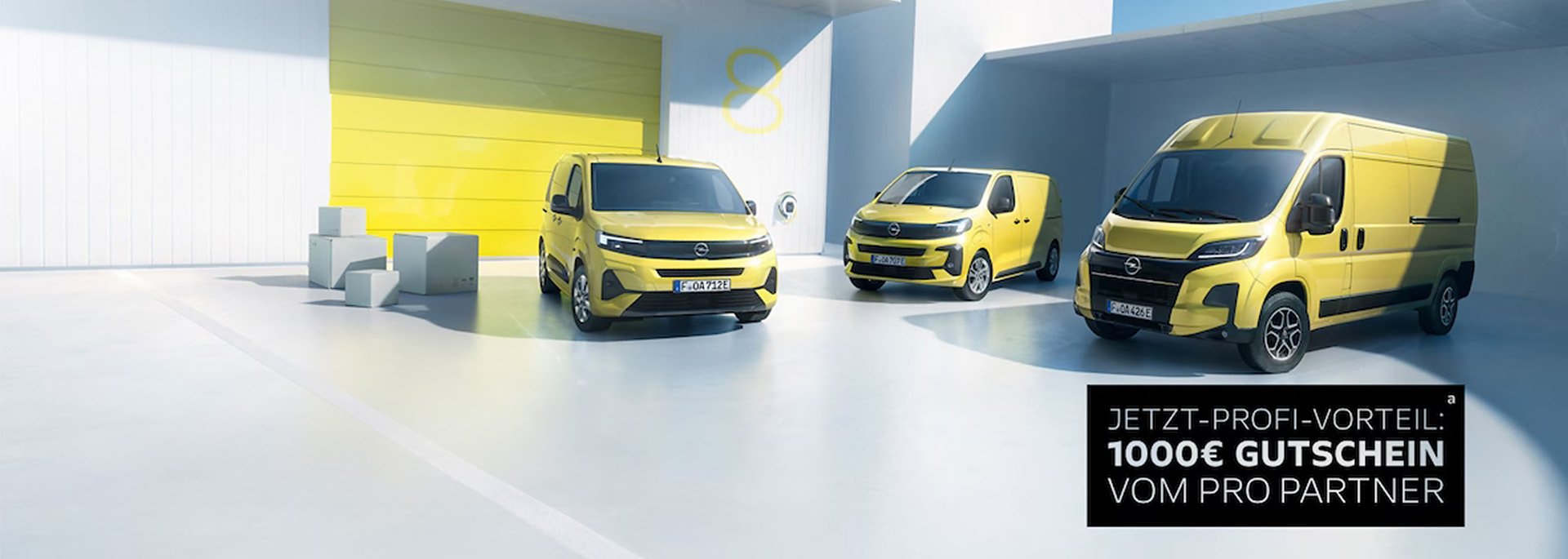 Drei gelbe Opel-Transporter stehen nebeneinander in einem modernen, hellen Hof mit wei&szlig;em Boden und gelben Akzenten an den W&auml;nden. Links ein kleiner Kastenwagen, in der Mitte ein mittelgro&szlig;er Van, rechts ein gro&szlig;er Transporter. Im Vordergrund rechts ein schwarzes Textfeld mit der Aufschrift: Jetzt-Profi-Vorteil: 1000 � Gutschein vom Pro Partner