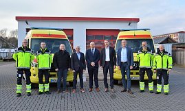 &Uuml;bergabe von zwei Rettungsfachzeugen des Typs Mercedes-Sprinter