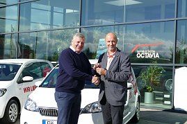 Geschäftsführer Dieter Langer von der DLS Restaurants GmbH erhält symbolisch von Verkaufsberater Michael Pape den ersten Schlüssel.