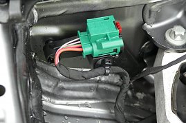 Mit dem kleinen roten Schalter an der Hochvolt-Trennstelle (grün) werden alle Hochvolt-Komponenten deaktiviert.