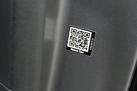 Rettungssticker mit dem QR-Code für das Rettungsdatenblatt in der B-Säule. Testen Sie es HIER!