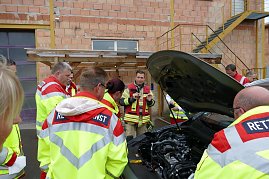 Interessiert verfolgen die Teilnehmer der Schulung die Ausführungen von Sandro Hertel.