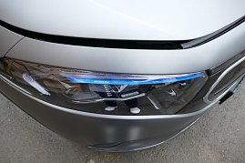 Auch am Scheinwerfer befindet sich BLAU als Hinweis.