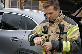 Steffen König gibt Tipps, wie man den Sicherheitsgurt als Schlaufe zur Bergung von eingeklemmten Personen benutzen kann.