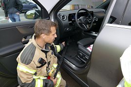Mit einem kräftigen Ruck kann man ein verbogenes Pedal auch richten. Auch der Fensterrahmen kann mit dem Gurt als Zugverstärkung benutzt werden.