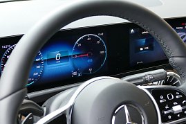 Der Blick auf die Anzeigen "EQ", "Ladeoptionen", "Charge" oder "Batterie" in der Armatur identifiziert das Fahrzeug eindeutig als elektrobetrieben.