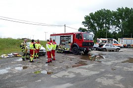 An anderen Stationen übten die Rettungskräfte das Öffnen von Fahrzeugen und das Bergen aus verunfallten Fahrzeugen.