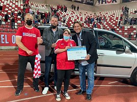 Impressionen von der Fahrzeug&uuml;bergabe in der RWE-Fankurve des Steigerwaldstadions