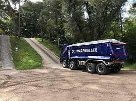 Eindrücke vom Fahrzeugtest unter möglichen Extrembedingungen einer Baustelle. Besondere Herausforderung: verschleißfreies Anhalten und Anfahren am Berg.