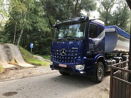 Eindrücke vom Fahrzeugtest unter möglichen Extrembedingungen einer Baustelle. Besondere Herausforderung: verschleißfreies Anhalten und Anfahren am Berg.