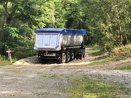 Eindrücke vom Fahrzeugtest unter möglichen Extrembedingungen einer Baustelle. Besondere Herausforderung: verschleißfreies Anhalten und Anfahren am Berg.