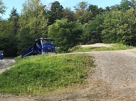 Eindrücke vom Fahrzeugtest unter möglichen Extrembedingungen einer Baustelle. Besondere Herausforderung: verschleißfreies Anhalten und Anfahren am Berg.