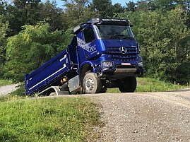 Eindrücke vom Fahrzeugtest unter möglichen Extrembedingungen einer Baustelle. Besondere Herausforderung: verschleißfreies Anhalten und Anfahren am Berg.