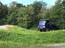 Eindrücke vom Fahrzeugtest unter möglichen Extrembedingungen einer Baustelle. Besondere Herausforderung: verschleißfreies Anhalten und Anfahren am Berg.