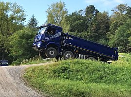 Eindrücke vom Fahrzeugtest unter möglichen Extrembedingungen einer Baustelle. Besondere Herausforderung: verschleißfreies Anhalten und Anfahren am Berg.
