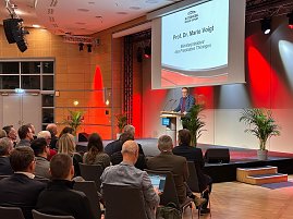 Prof. Dr. Mario Voigt spricht am Rednerpult der Messe Erfurt, im Hintergrund eine Leinwand mit seinem Namen und Titel als Ministerpräsident Thüringens.