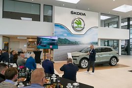 Ein Referent pr&auml;sentiert den neuen �koda Elroq vor Publikum. Der Bildschirm zeigt die Begr&uuml;&szlig;ungsfolie. G&auml;ste sitzen an Fr&uuml;hst&uuml;ckstischen.