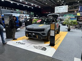 Grauer Jeep Compass mit The North Face-Branding und gelben Akzenten auf einem eigens gestalteten Ausstellungsboden.