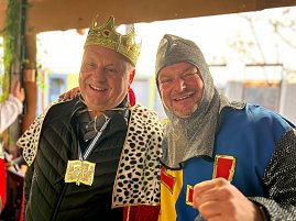 Helmut Peter verkleidet als K&ouml;nig mit goldener Krone und Hermelinumhang, Enrico Dost als Ritter in silberner R&uuml;stung � beide l&auml;cheln in die Kamera.