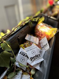 Detailaufnahme von Bonbons mit der Aufschrift �Helau, Alaaf & Ahoi!� und dem Autohaus-Peter-Logo, dekoriert mit Efeuranken, im Hintergrund weitere S&uuml;&szlig;igkeiten.