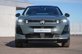 Frontansicht des neuen Citroën C5 Aircross mit eingeschaltetem Tagfahrlicht und Kennzeichen NEW C5 AIRCROSS.
