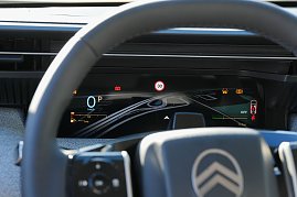 Nahaufnahme des digitalen Kombiinstruments des Citroën C5 Aircross mit Tachometer, Tempolimitanzeige und Fahrassistenzsymbolen.