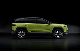 Seitenansicht des neongr&uuml;nen Jeep Compass mit schwarzem Dach, gro&szlig;em Radstand und klarer Linienf&uuml;hrung vor dunklem Hintergrund.