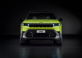 Frontansicht des neongr&uuml;nen Jeep Compass mit siebenfach geteiltem Jeep-K&uuml;hlergrill, schmalen LED-Frontscheinwerfern und robustem Sto&szlig;f&auml;nger.