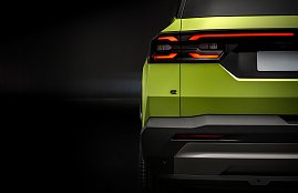 Detailansicht des linken Hecks eines neongr&uuml;nen Jeep Compass mit leuchtenden LED-R&uuml;ckleuchten und klaren Kanten im Karosseriedesign.