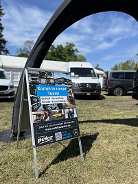 Nahaufnahme Recruiting-Aufsteller: Detailaufnahme eines Aufstellers mit der Aufschrift Komm in unser Team! vor dem Mercedes-Benz Stand.